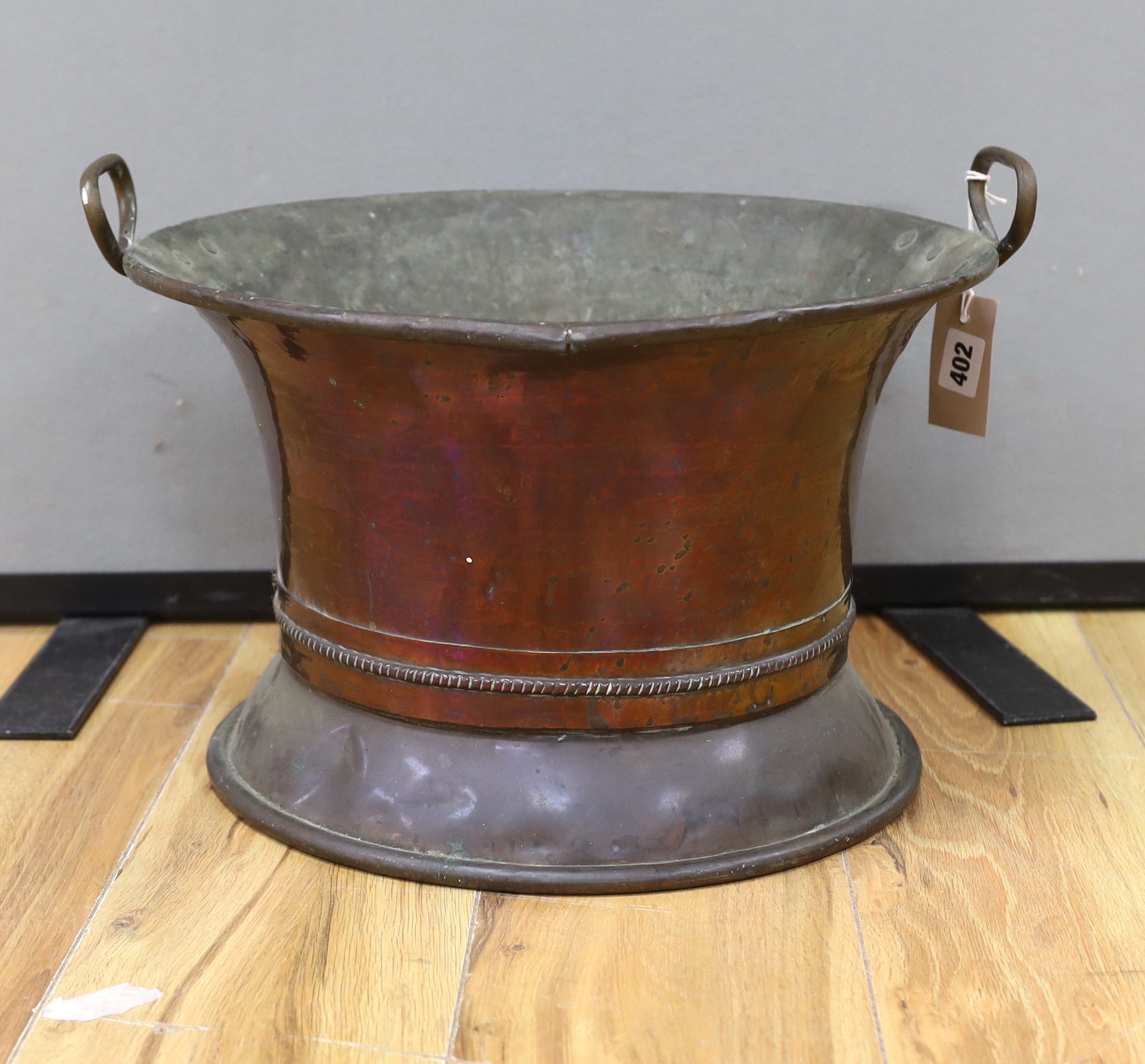 An early 20th century copper jardiniere, 43cm handle to handle